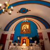 Sopra l�altare a muro, su cui � esposto il Sacramento, si erge il quadro di San Francesco da Paola (foto di Antonio Caradonna)